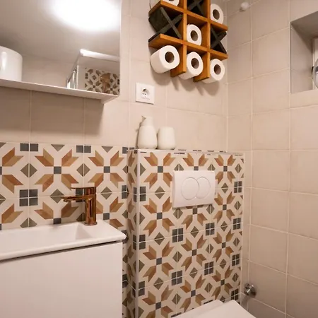 De Qua De La Rovinj